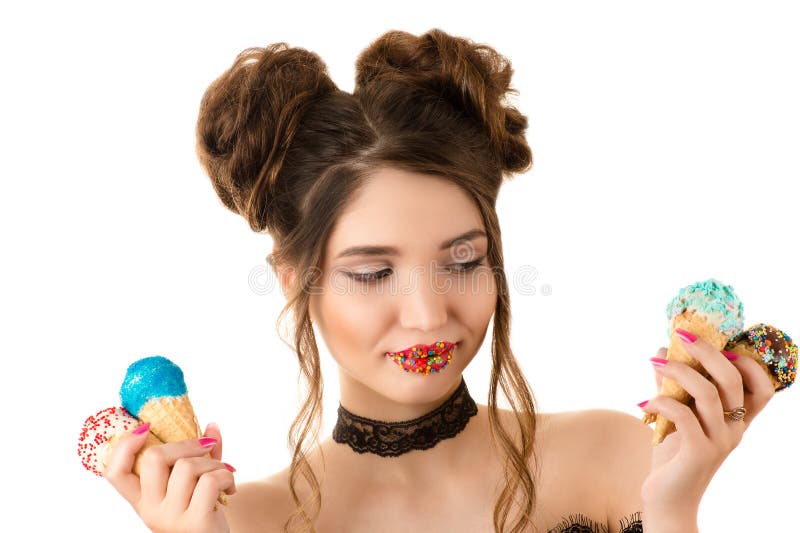 Uśmiechnięta brunetki kobieta z kolorowym makeup na wargach z lody zdjęcie royalty free Uśmiechnięta brunetki kobieta z kolorowym makeup na wargach z lody zdjęcie royalty free