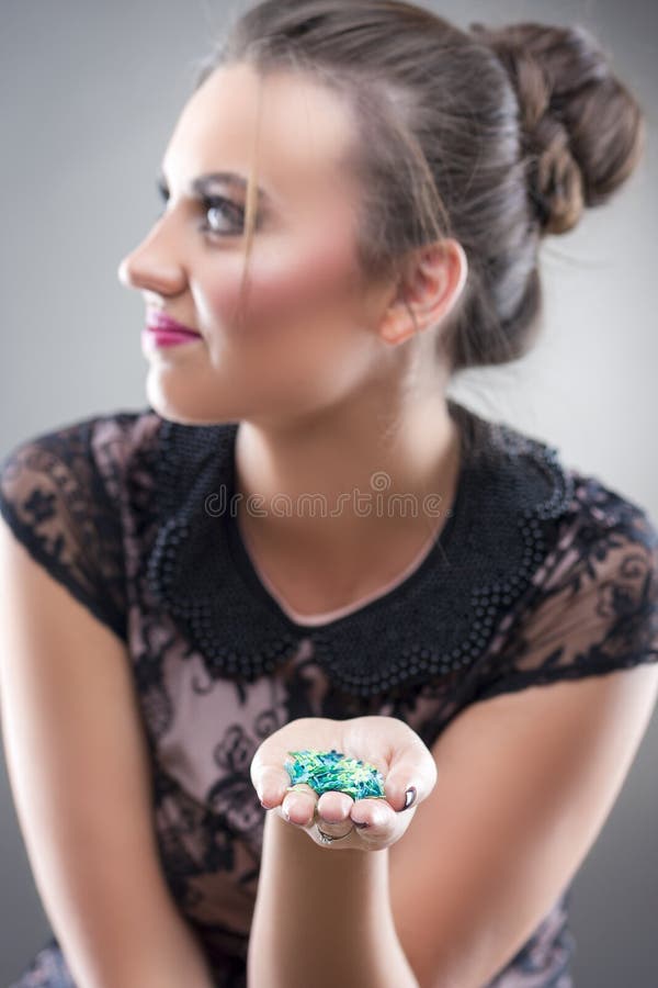 Uśmiechnięta Kaukaska brunetki kobieta Trzyma nowy rok confetti w rękach zdjęcie royalty free Uśmiechnięta Kaukaska brunetki kobieta Trzyma nowy rok confetti w rękach zdjęcie royalty free
