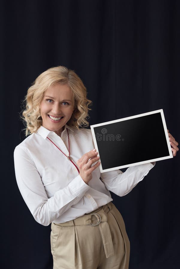 uśmiechnięta kobieta pokazuje pustego blackboard w rękach zdjęcia royalty free uśmiechnięta kobieta pokazuje pustego blackboard w rękach zdjęcia royalty free