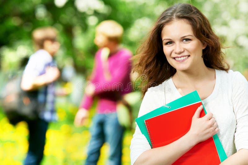 Uśmiechnięta studencka dziewczyna studencki z workbooks zdjęcie stock Uśmiechnięta studencka dziewczyna studencki z workbooks zdjęcie stock