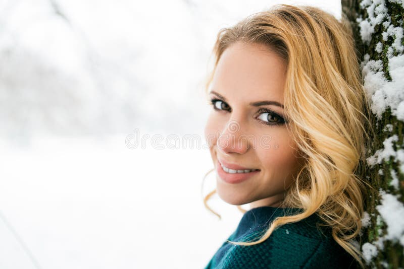 Uśmiechnięta twarz blond kobieta outside w zimy naturze obrazy stock