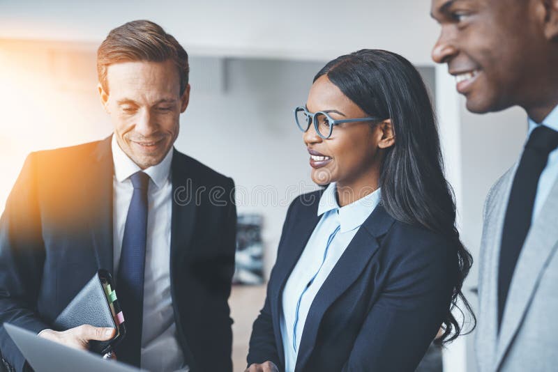 Uśmiechnięty amerykanin afrykańskiego pochodzenia bizneswoman opowiada z kolegami o obrazy royalty free Uśmiechnięty amerykanin afrykańskiego pochodzenia bizneswoman opowiada z kolegami o obrazy royalty free