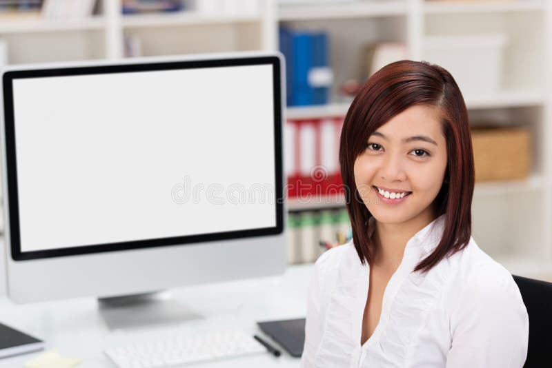 Uśmiechnięty Azjatycki bizneswoman używa desktop fotografia stock Uśmiechnięty Azjatycki bizneswoman używa desktop fotografia stock