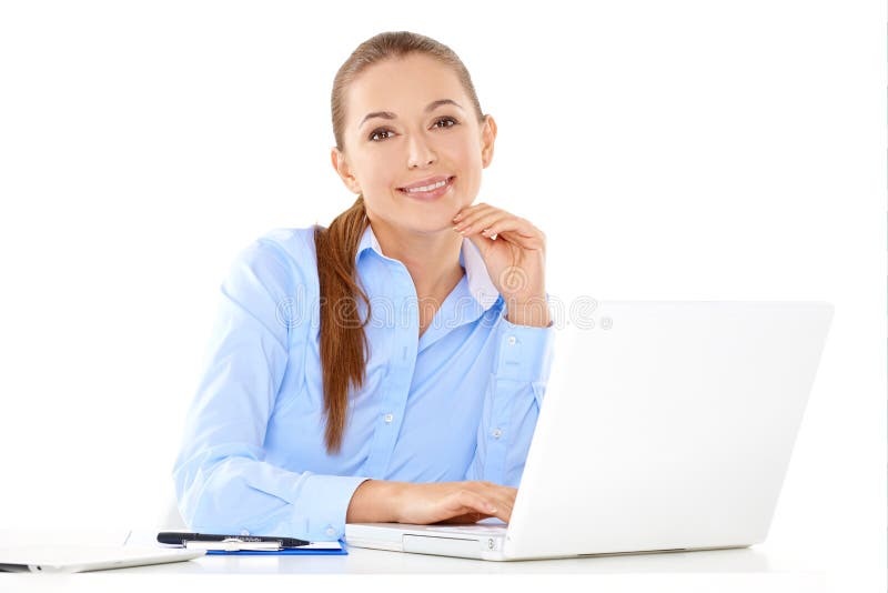 Uśmiechnięty bizneswoman pracuje na laptopie zdjęcie stock Uśmiechnięty bizneswoman pracuje na laptopie zdjęcie stock