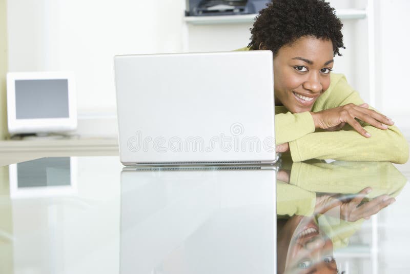 Uśmiechnięty bizneswoman Z laptopem Na stole obrazy stock Uśmiechnięty bizneswoman Z laptopem Na stole obrazy stock