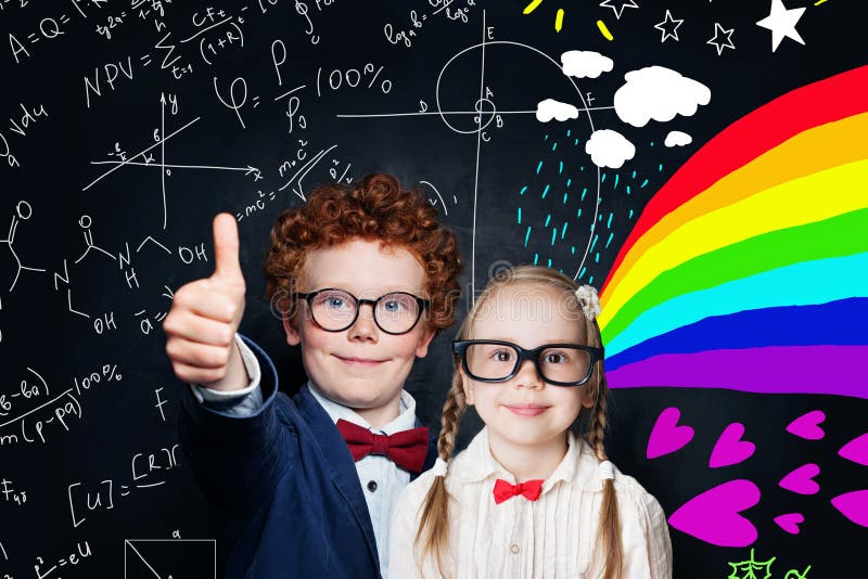 Uśmiechnięty chłopak i dziewczyna na czarnym tle z formułami matematycznymi i wzorami sztuki fotografia royalty free