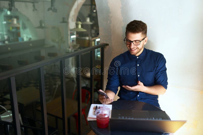 Uśmiechnięty freelancer z telekomunikacji za pośrednictwem czatu wideo online Rozproszony od biznesmena pracującego w terenie obraz stock Uśmiechnięty freelancer z telekomunikacji za pośrednictwem czatu wideo online Rozproszony od biznesmena pracującego w terenie obraz stock