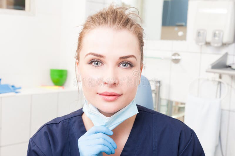 Uśmiechnięty kobieta dentysta trzyma stomatologiczną maskę w zakończeniu obrazy royalty free Uśmiechnięty kobieta dentysta trzyma stomatologiczną maskę w zakończeniu obrazy royalty free