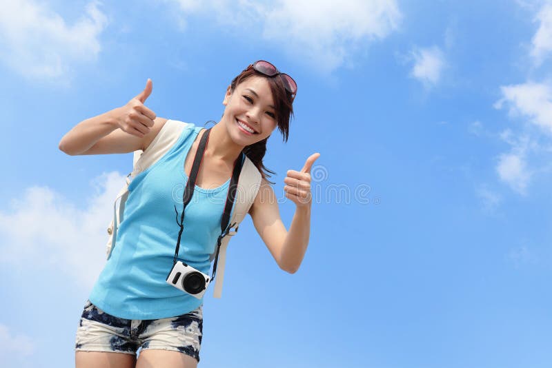 Uśmiechnięty kobieta turysta pokazuje aprobaty