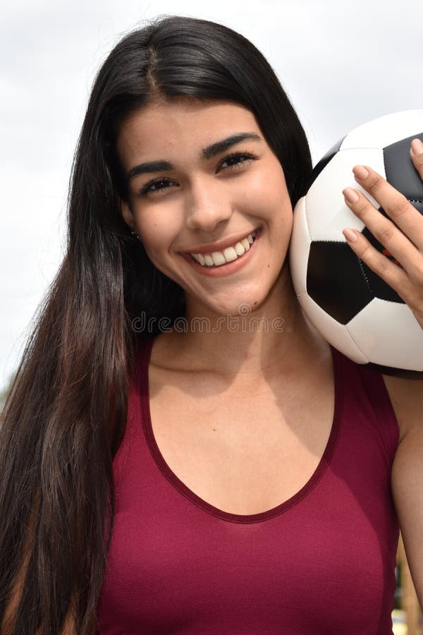 Uśmiechnięty Latynoski Nastoletni atlety kobiety gracz piłki nożnej