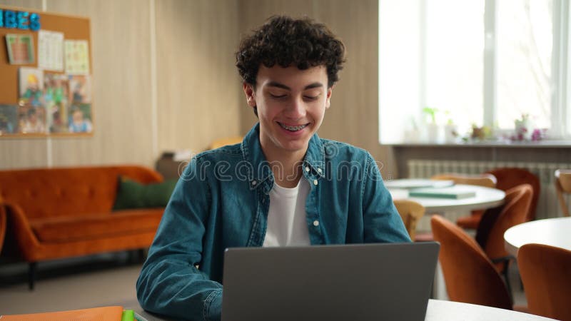Uśmiechnięty mężczyzna mężczyzna mężczyzna nastolatek szczęśliwy facet uczeń ucznia ucznia ucznia nowoczesne technologie egzamin z zbiory wideo