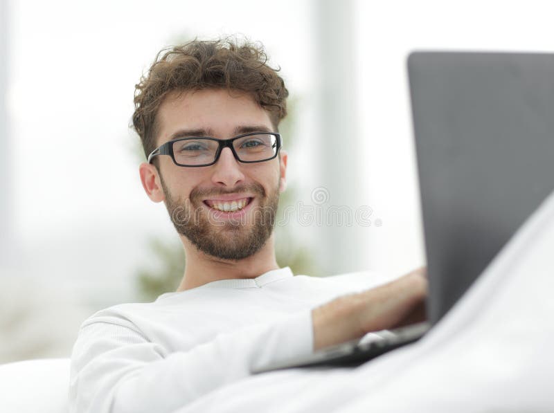 Uśmiechnięty mężczyzna używa laptopu lying on the beach na łóżku fotografia royalty free Uśmiechnięty mężczyzna używa laptopu lying on the beach na łóżku fotografia royalty free