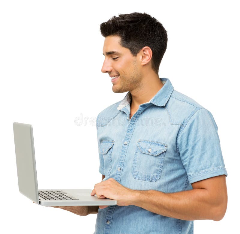 Uśmiechnięty młody człowiek Używa laptop fotografia stock Uśmiechnięty młody człowiek Używa laptop fotografia stock