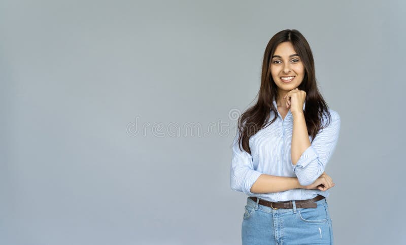 Uśmiechnięty ufny indyjski bizneswomanu spojrzenie przy kamerą odizolowywającą na tle zdjęcia stock Uśmiechnięty ufny indyjski bizneswomanu spojrzenie przy kamerą odizolowywającą na tle zdjęcia stock