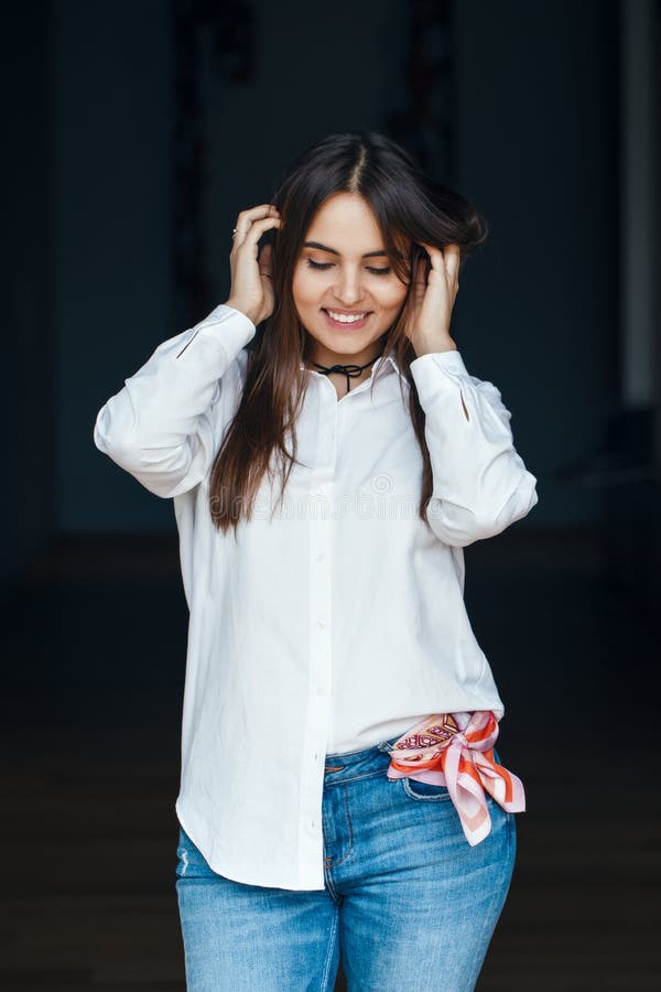 Uśmiechnięty śmia się białej Kaukaskiej brunetki dziewczyny kobiety młody piękny model z długim ciemnym włosy i brązem ono przygl fotografia royalty free Uśmiechnięty śmia się białej Kaukaskiej brunetki dziewczyny kobiety młody piękny model z długim ciemnym włosy i brązem ono przygl fotografia royalty free