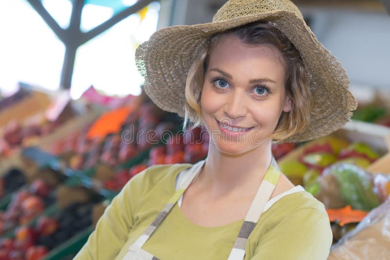 Uśmiechnięty żeński personel w organicznie sekcja supermarkecie fotografia royalty free Uśmiechnięty żeński personel w organicznie sekcja supermarkecie fotografia royalty free