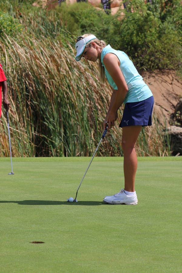 Uśmiechniętych dam pro golfista Daniella Mongomery skupia się stawiać Żadny obraz stock Uśmiechniętych dam pro golfista Daniella Mongomery skupia się stawiać Żadny obraz stock