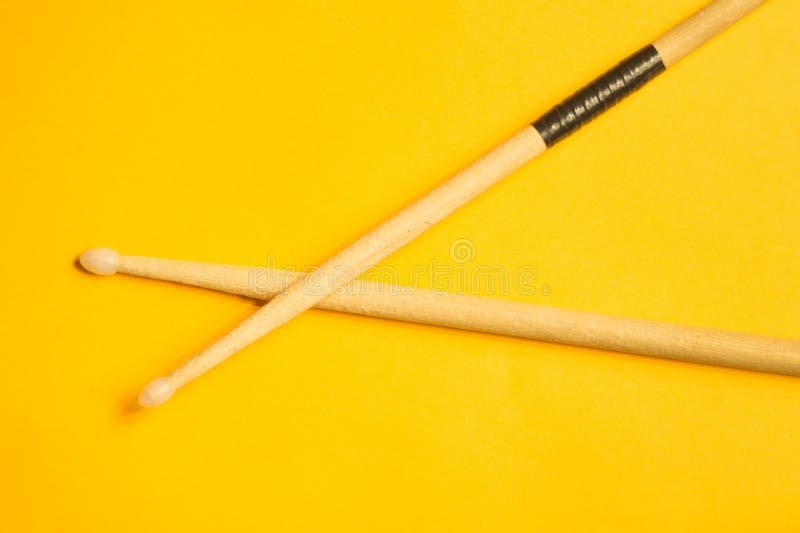 Używać drumsticks odizolowywający na żółtym tle kosmos kopii obraz royalty free Używać drumsticks odizolowywający na żółtym tle kosmos kopii obraz royalty free
