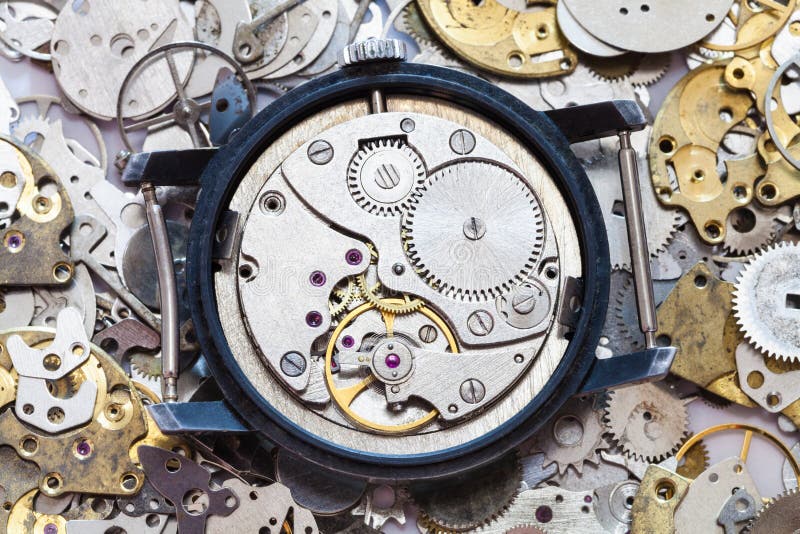 Używać machinalny wristwatch na rozsypisku dodatkowe części zdjęcia stock