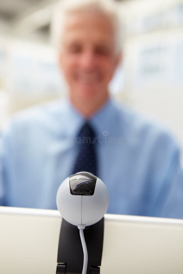 Używać skype starszy biznesmen obraz stock Używać skype starszy biznesmen obraz stock