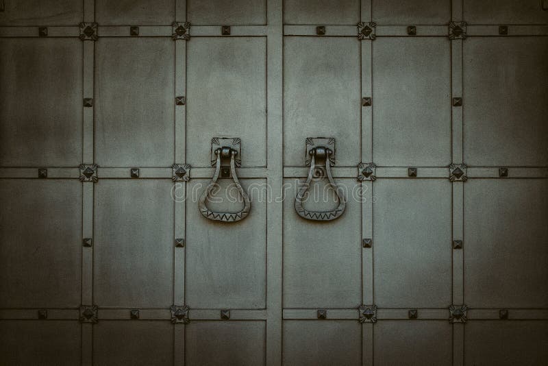 Ușă gri din metal de sticlă. poartă antidrog închisă cu mânere din oțel forjat. intrare blocată. concept de protecție durabilă stock image