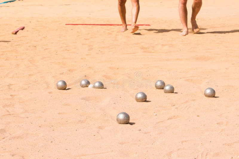 Jogo Francês Tradicional. Há Bolas De Metal Para Jogar Pitong Na Praia. Uma  Bola Pesada Cai Na Areia Imagem de Stock - Imagem de divertimento, pesado:  212063887