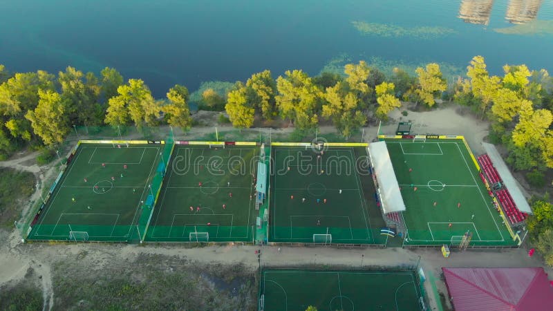 Vista superior de um campo de futebol esportivo com pessoas jogando futebol.Um  pequeno campo de futebol na rua em, Banco de Video - Envato Elements