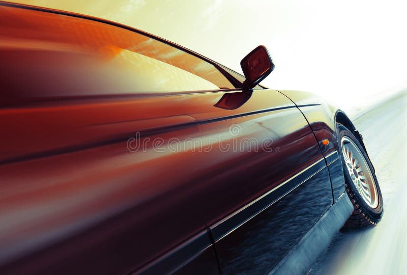 Le Miroir Latéral Jaune De La Voiture a Garé Dans Le Garage Photo stock -  Image du achats, asphalte: 91963738