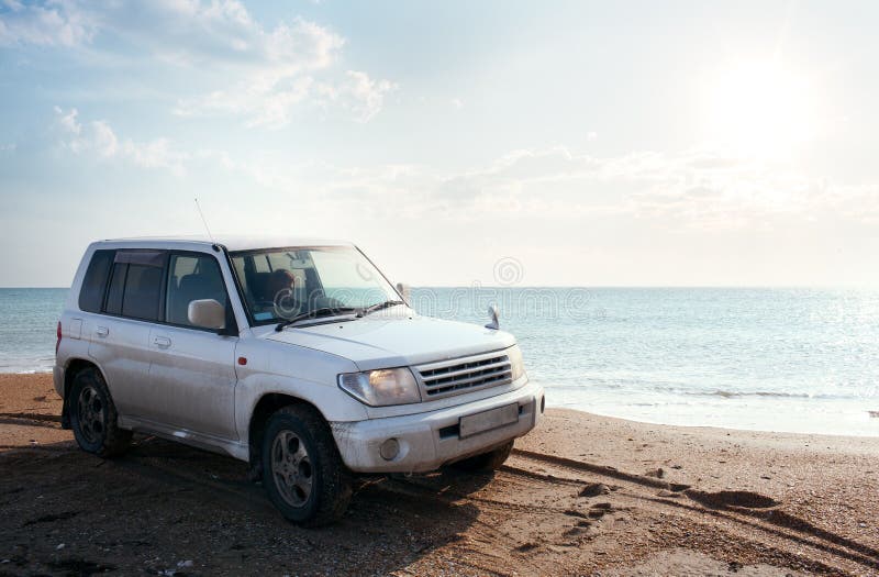 Mitshibushi L200 Pick Up Truck White Avec Couvercle Fond De Lit Seau Garé  Dans La Rue Image éditorial - Image du industrie, lecteur: 220738580