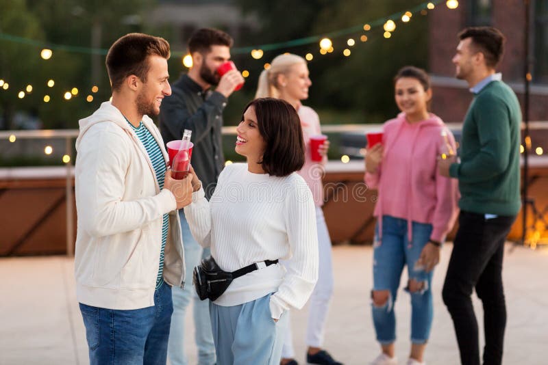 V?nner med drinkar i partikoppar p? taket fotografering för bildbyråer V?nner med drinkar i partikoppar p? taket fotografering för bildbyråer