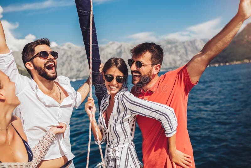 V?nner som seglar p? yachten Semester, lopp, hav, kamratskap och folkbegrepp royaltyfri fotografi V?nner som seglar p? yachten Semester, lopp, hav, kamratskap och folkbegrepp royaltyfri fotografi