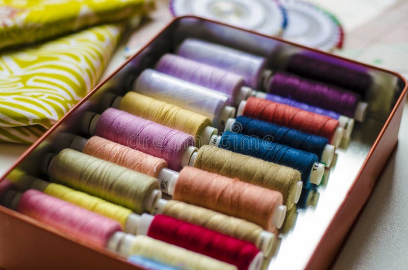 V?tements de couture de pr?paration de mod?le de robe, secteur de textile photographie stock libre de droits V?tements de couture de pr?paration de mod?le de robe, secteur de textile photographie stock libre de droits