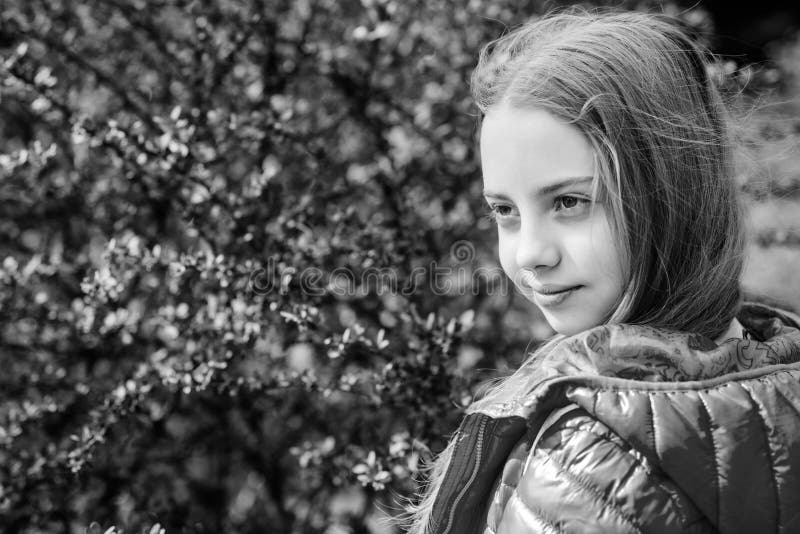 V?xter som ?r fullvuxna f?r sk?rm till allm?nhet Flickan g?r i botanisk tr?dg?rd Fridsam milj?tr?dg?rd tycka om naturen unge royaltyfria bilder V?xter som ?r fullvuxna f?r sk?rm till allm?nhet Flickan g?r i botanisk tr?dg?rd Fridsam milj?tr?dg?rd tycka om naturen unge royaltyfria bilder