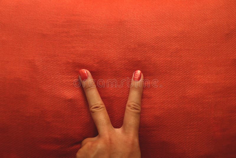 V Zeichen-weibliche handgemalte Orange stockfotos V Zeichen-weibliche handgemalte Orange stockfotos