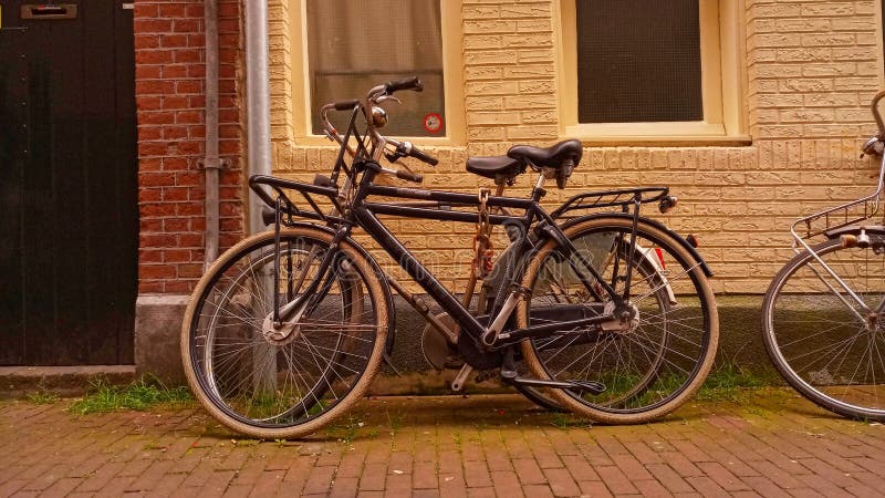 biciclette con persone sopra disegnate da bambini