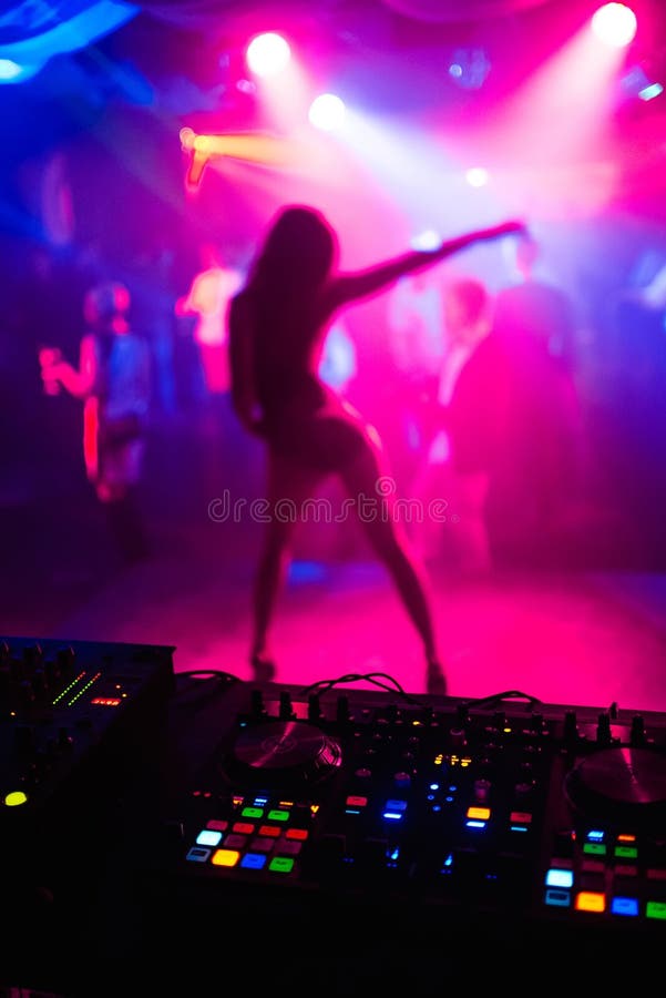 Vaag silhouet van slanke meisjesdanser op nachtclubscène op heldere gekleurde achtergrond royalty-vrije stock foto's Vaag silhouet van slanke meisjesdanser op nachtclubscène op heldere gekleurde achtergrond royalty-vrije stock foto's