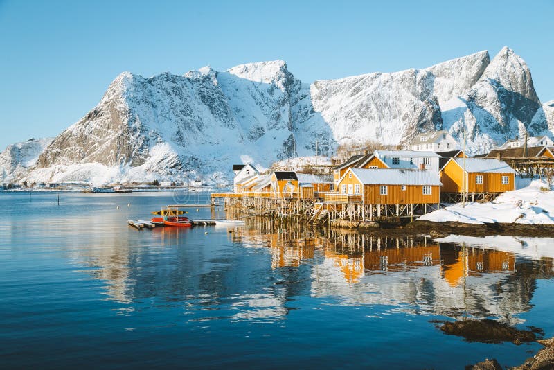Vaak het winterlandschap met traditionele vissersboten Rorbuer, Sakrisoy, het dorp Reine, Noorwegen