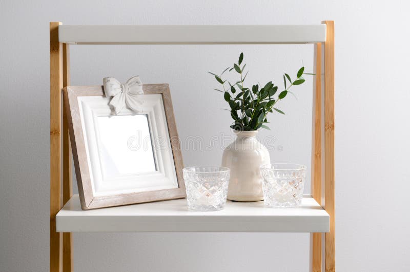 Vaas met eucalyptustakken en de houders van de glaskaars op witte lijst stock foto's Vaas met eucalyptustakken en de houders van de glaskaars op witte lijst stock foto's