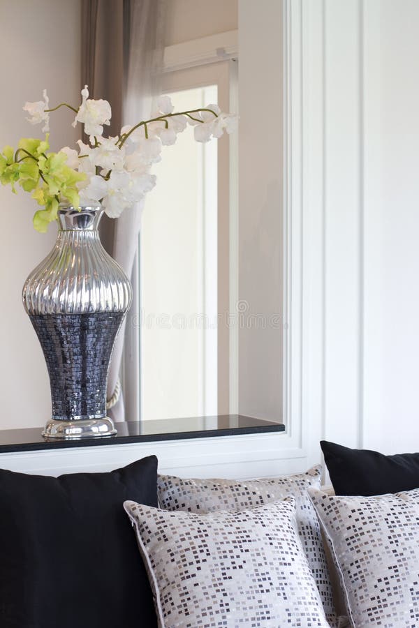 Vaas met kunstbloemen in de woonkamer stock fotografie