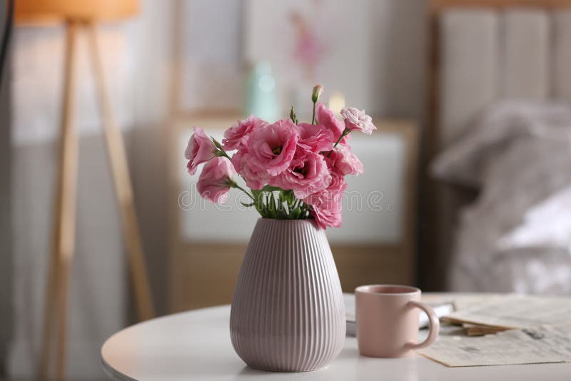 Vaas Met Mooie Eustoma-bloemen Op Tafel in De Moderne Binnenshuis Stock Afbeelding - Image of slaapkamer, elegantie: 207529731