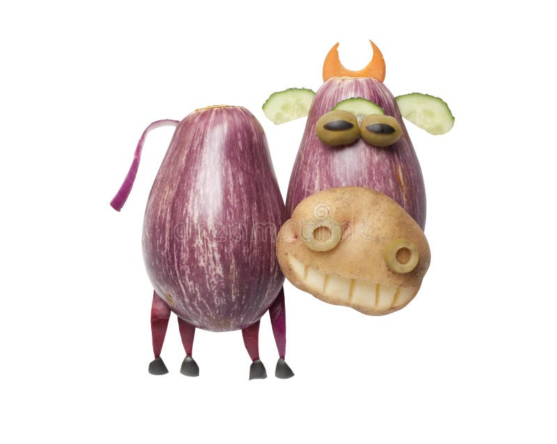 Vaca divertida hecha de la berenjena y de la patata foto de archivo libre de regalías Vaca divertida hecha de la berenjena y de la patata foto de archivo libre de regalías