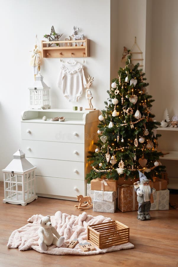 Guardería navideña, sala de juegos para niños decorada para año nuevo,  dormitorio infantil blanco, juguetes y regalos navideños en dormitorio  infantil, cama blanca con peluches