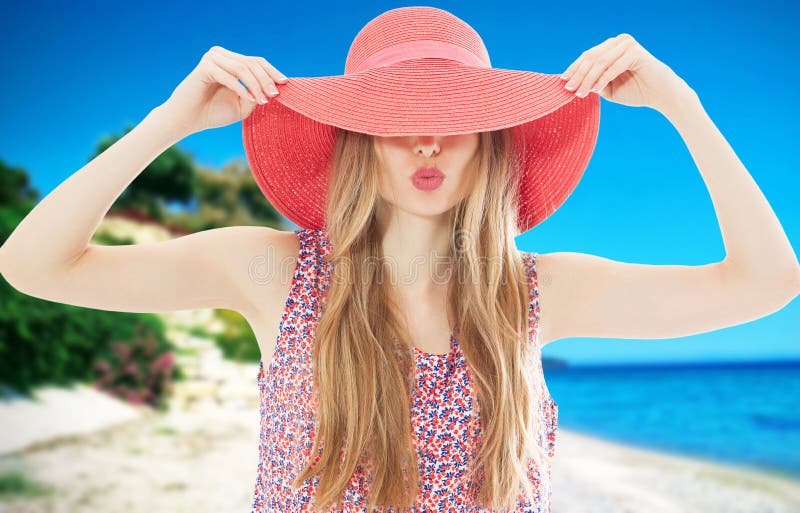 Vacaciones de playa mujer alegre al sol en vacaciones de verano en playa tropical. Hermosa modelo multiétnico chino/caucásico fotografía de archivo libre de regalías Vacaciones de playa mujer alegre al sol en vacaciones de verano en playa tropical. Hermosa modelo multiétnico chino/caucásico fotografía de archivo libre de regalías