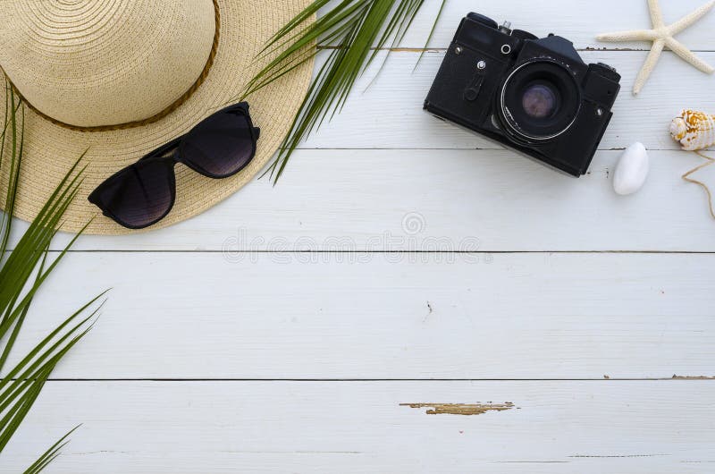Vacaciones de verano, viaje, día de fiesta, concepto de la playa Sombrero de Sun, gafas de sol y hojas de palma tropicales en el fotos de archivo Vacaciones de verano, viaje, día de fiesta, concepto de la playa Sombrero de Sun, gafas de sol y hojas de palma tropicales en el fotos de archivo
