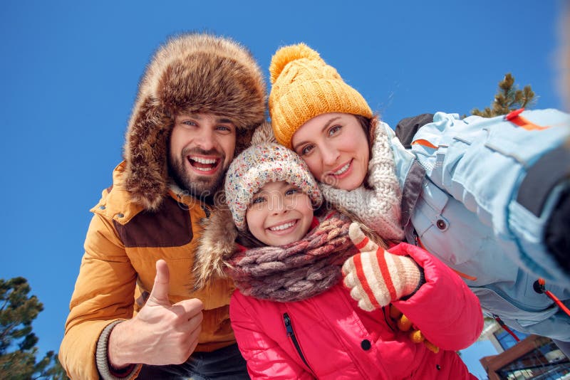 Vacaciones del invierno Tiempo de la familia juntos al aire libre que toma los pulgares shhowing del selfie encima de la visión i foto de archivo Vacaciones del invierno Tiempo de la familia juntos al aire libre que toma los pulgares shhowing del selfie encima de la visión i foto de archivo
