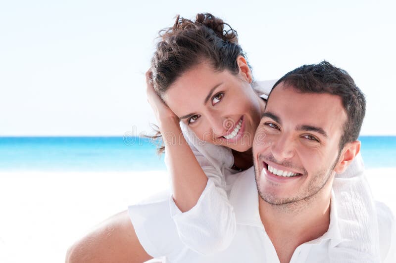 Vacances affectueuses de jeunes couples images stock Vacances affectueuses de jeunes couples images stock