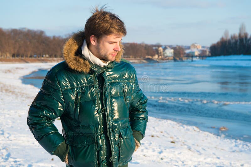 Heureux Homme En Vêtements D'hiver Veste Homme En Vêtements D'hiver à  L'extérieur Homme élégant En Vêtements D'hiver