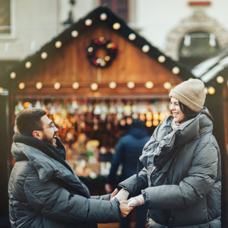 Vacances d'hiver Jeunes beaux couples de sourire heureux posant dessus images libres de droits Vacances d'hiver Jeunes beaux couples de sourire heureux posant dessus images libres de droits