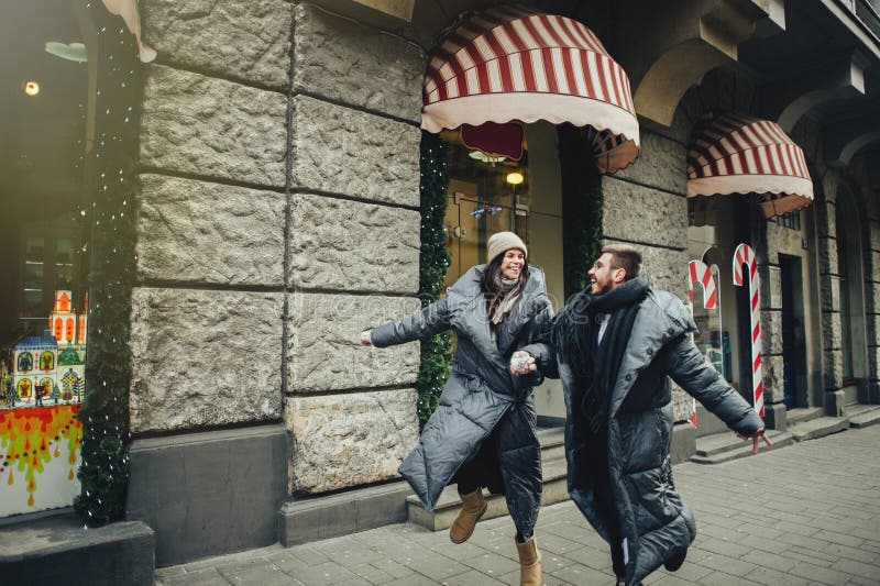 Vacances d'hiver Jeunes beaux couples de sourire heureux posant dessus photographie stock libre de droits Vacances d'hiver Jeunes beaux couples de sourire heureux posant dessus photographie stock libre de droits