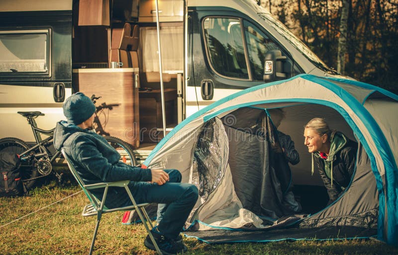 Vacances de camping de famille photographie stock libre de droits Vacances de camping de famille photographie stock libre de droits